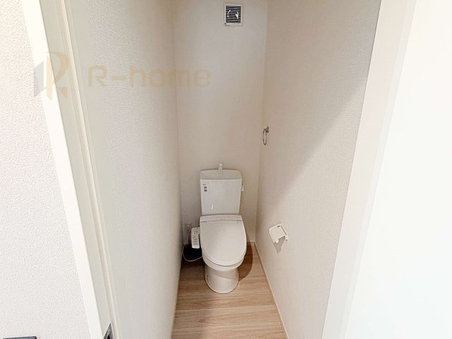 水戸市元吉田町14期　新築戸建て　2号棟のトイレ|温水洗浄便座付きのトイレ。