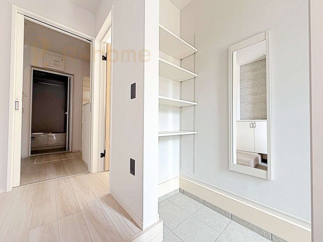 水戸市元吉田町14期　新築戸建て　2号棟の玄関|ベビーカーなどもスッキリ収納できるシューズインクローゼット！お出かけ時に嬉しいミラー付きの玄関♪