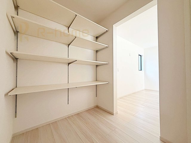 水戸市元吉田町14期　新築戸建て　2号棟の収納|大容量のパントリー付きでキッチン周りがスッキリ片付きます♪