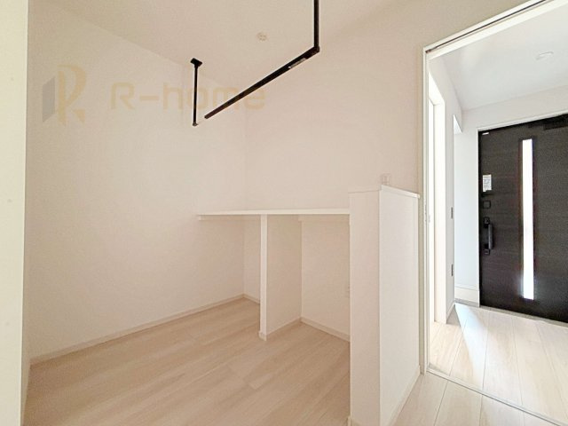 水戸市元吉田町14期　新築戸建て　2号棟の洗面所|広々としたランドリールームに便利なカウンター＆室内物干し付き♪