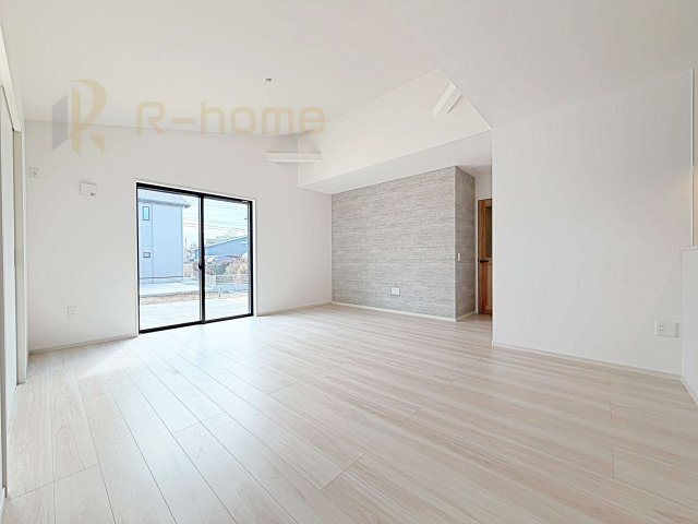 水戸市元吉田町14期　新築戸建て　2号棟の居間・リビング|広くてとっても明るいLDK♪ストック品などの収納に便利なパントリー付き♪