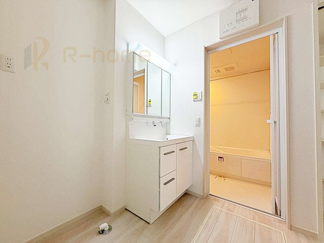 水戸市元吉田町14期　新築戸建て　2号棟の洗面所|清潔感溢れる洗面台は嬉しい三面鏡付き。洗剤や歯ブラシなどもすっきり収納できます♪