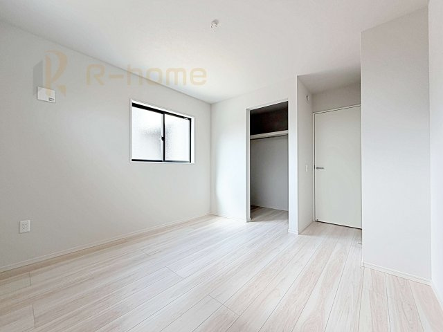 水戸市元吉田町14期　新築戸建て　2号棟の洋室|どんな部屋家具も合わせやすいシンプルな洋室！
たっぷりの日差しと心地よい風が舞い込む住まい♪