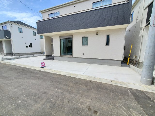 三郷市　戸ケ崎5丁目　新築戸建　全9棟の駐車場|車をお持ちの方に嬉しい駐車場付きの物件です
