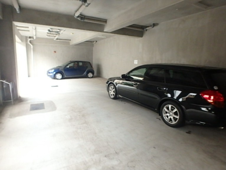 アビオン中野坂上A棟の駐車場