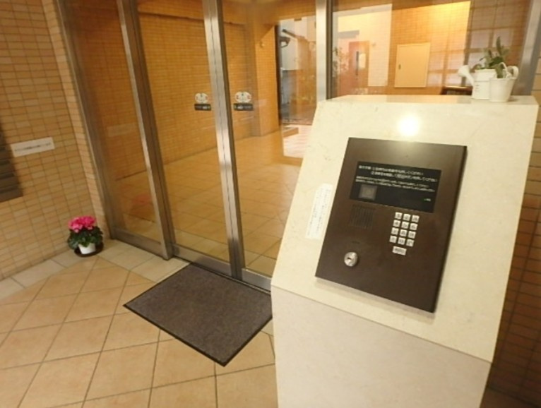 アビオン中野坂上A棟の玄関