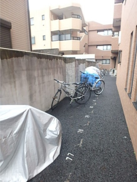 アビオン中野坂上A棟の駐車場