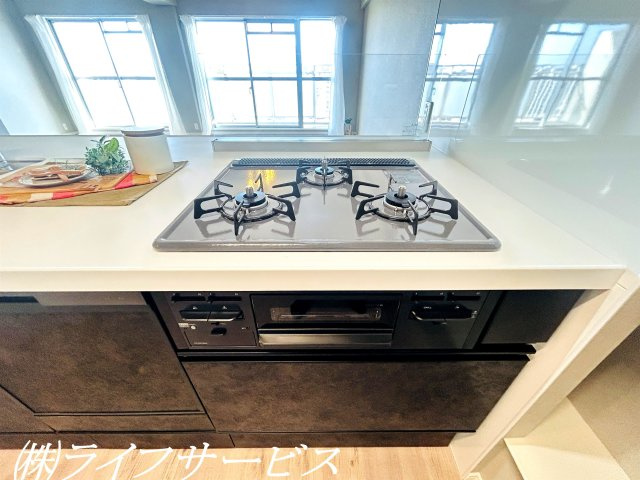 【キッチン】 | ファミール北大阪パークサイド | キッチンガスコンロ／３口ガスコンロでお料理も楽々！うれしいオイルガードパネル付き！