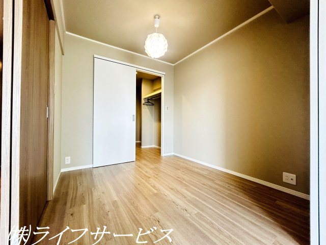 【洋室】 | ファミール北大阪パークサイド | 洋室４.５帖／ウォークスルークローゼットあり！