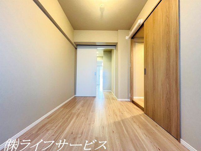 【洋室】 | ファミール北大阪パークサイド | 洋室５.２帖／ウォークスルークローゼットあり！エアコン先行配管済！