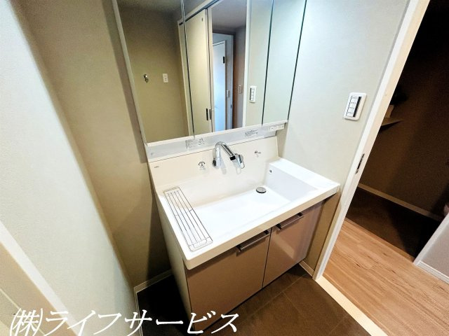 【洗面所】 | ファミール北大阪パークサイド | 三面鏡タイプのシャワー付洗面化粧台新調