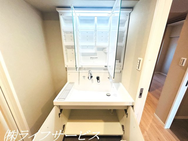 【洗面所】 | ファミール北大阪パークサイド | 三面鏡タイプのシャワー付洗面化粧台新調