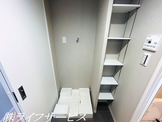 【洗面所】 | ファミール北大阪パークサイド | 洗面室／洗濯パン新調！可動棚はリネン置場にぴったりです♪