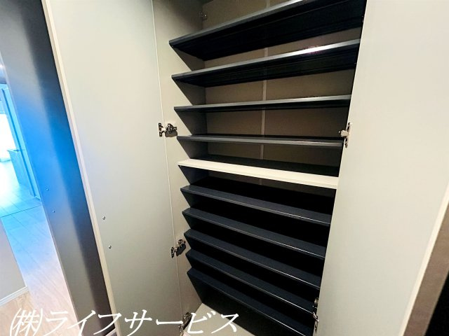 【玄関】 | ファミール北大阪パークサイド | 玄関／天井高のシューズボックス有！家族みんなの靴をすっきりと収納いただけます！