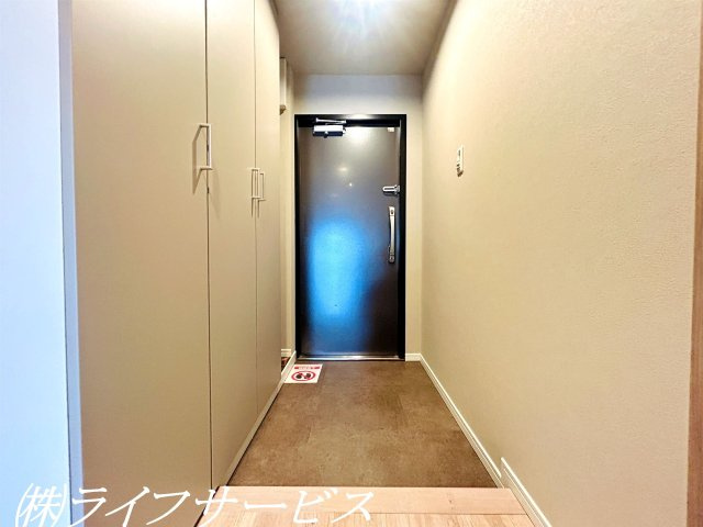 【玄関】 | ファミール北大阪パークサイド | 玄関／天井高のシューズボックス有！家族みんなの靴をすっきりと収納いただけます！