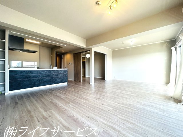 【居間・リビング】 | ファミール北大阪パークサイド | 室内全面リフォーム済！上層階１４階部分・陽当り通風眺望良好！ＬＤＫ広々２１帖！