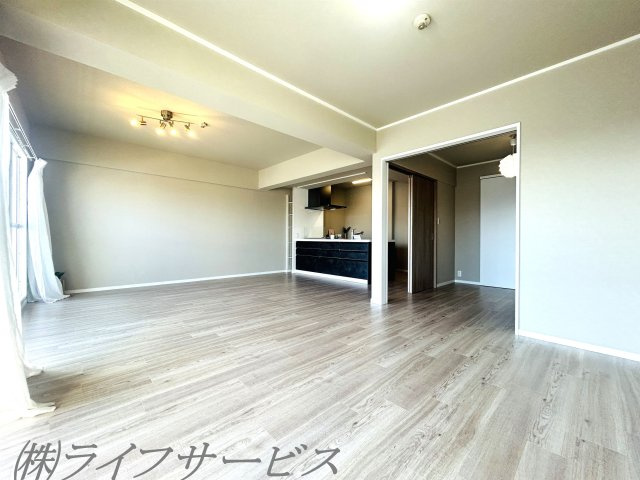 【居間・リビング】 | ファミール北大阪パークサイド | ＬＤＫ広々２１帖／上層階１４階部分・陽当り通風眺望良好！