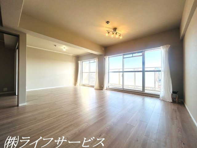 【居間・リビング】 | ファミール北大阪パークサイド | ＬＤＫ広々２１帖／上層階１４階部分・陽当り通風眺望良好！