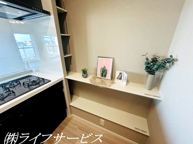 【キッチン】 | ファミール北大阪パークサイド | システムキッチン／カウンターと可動棚設置！調味料や小物置場にぴったりですね！