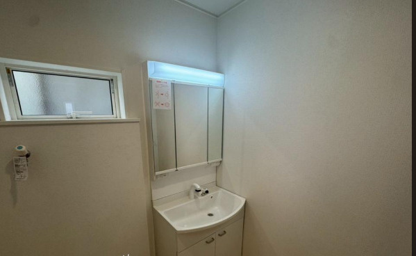 【独立洗面台】 | ☆大阪府羽曳野市誉田5丁目新築 | 鏡の両サイドは、必要なものを取出しやすく、大きな鏡面で朝の準備も快適。
使いやすいリフトアップ機能付きのシングルレバーシャワー水栓付です。