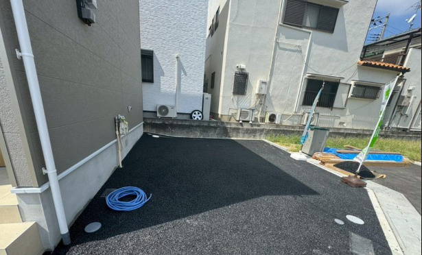 【駐車場】 | ☆大阪府羽曳野市誉田5丁目新築 | 駐車スペースが広く、運転が苦手な方も安心です。