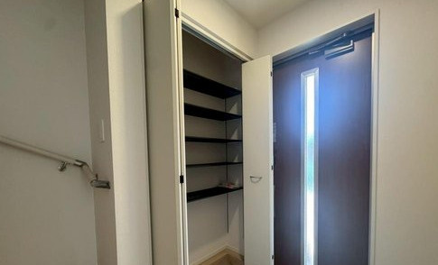 【玄関】 | ☆大阪府羽曳野市誉田5丁目新築 | 玄関には、大型のシューズ収納を設置しています。