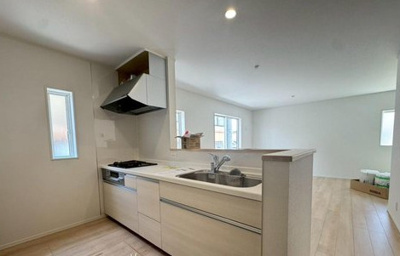 【キッチン】 | ☆大阪府羽曳野市誉田5丁目新築 | 収納たっぷりのシステムキッチン、浄水器付水栓を標準装備しています。