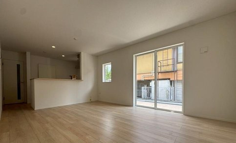 【居間・リビング】 | ☆大阪府羽曳野市誉田5丁目新築 | フローリング材には、木目、色調など木材特有の風合いがあり、ナチュラルな美しさになっています。