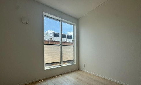 【洋室】 | ☆大阪府羽曳野市誉田5丁目新築 | 木目の美しさを際立たせるシンプルデザインの建具を使用しています。寝室に最適です。