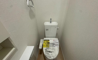 【トイレ】 | ☆大阪府羽曳野市誉田5丁目新築 | 汚れてもサッとひと拭きでお手入れ簡単、エコ仕様の温水洗浄便座付きのトイレです。
バリアフリーにも配慮しています。