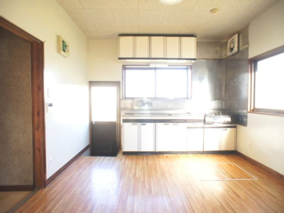 【キッチン】 | 楡木町戸建貸家 | 便利な吊戸棚が付いています♪