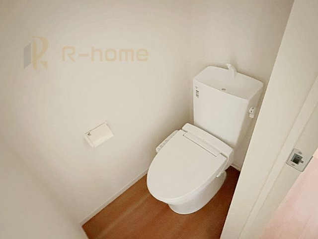 水戸市元吉田町14期　新築戸建て　3号棟のトイレ|温水洗浄便座付きのトイレ。
トイレが２ヵ所設置で朝の忙しい時間でも安心です。