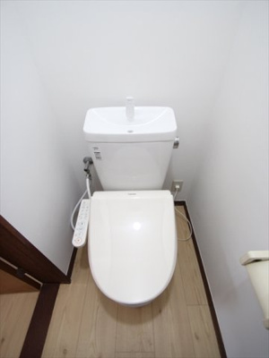 【トイレ】 | クリスタルハイツ | ※同建物ほかのお部屋の写真です。