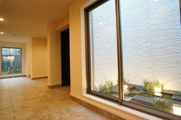 江戸川区平井５丁目の賃貸マンションのロビー|エントランスを入ると坪庭！二つもあります♪