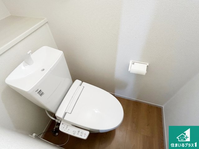 堺市東区北野田　第2期　新築一戸建てのトイレ|1・2階の2ヶ所にあるので、朝の忙しい時間の順番待ちもなく、深夜の利用にも大変便利です。