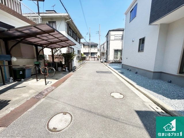 堺市東区北野田　第2期　新築一戸建ての前面道路含む現地写真|周辺は閑静な住宅街！前面道路広々で車の出し入れも便利です。駐車が苦手な方でも安心して車庫入れできます！