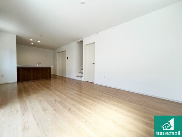 堺市東区北野田　第2期　新築一戸建ての居間・リビング|シンプルなリビングは、観葉植物等のインテリアを楽しめますね！パパ好みにも、ママ好みにも家具次第で雰囲気を変えることができます！