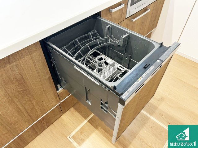 堺市東区北野田　第2期　新築一戸建ての設備|食事後の一仕事、食器洗いをボタン一つでお任せできちゃいます！場所を取らないビルトイン式なので、お料理スペースもしっかり確保！