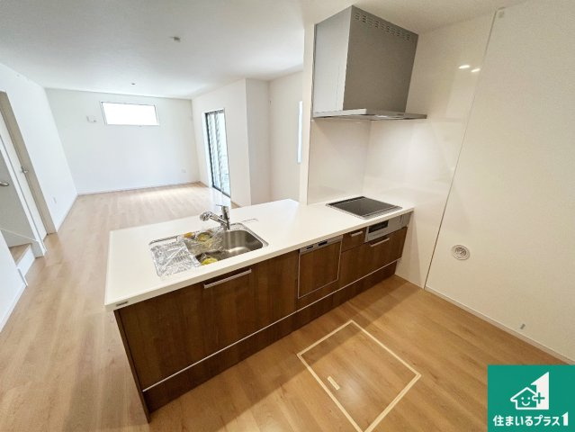 堺市東区北野田　第2期　新築一戸建てのキッチン|リビングと統一感があり、使い勝手のいいキッチン。広々としているので、二人並んで作業が出来ちゃいます。お子様と一緒に色々なお料理に挑戦できるスペースがあります。