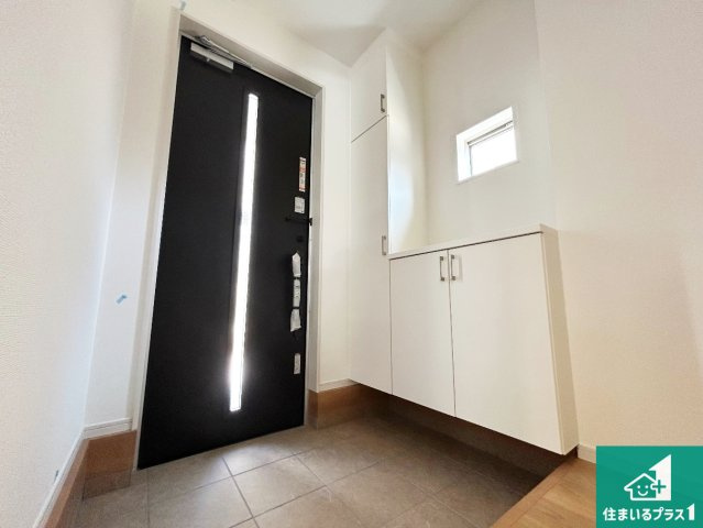 堺市東区北野田　第2期　新築一戸建ての玄関|シューズボックスにはたくさんの靴が収納できるので玄関周りはいつもスッキリ！ご家族が増えても安心！