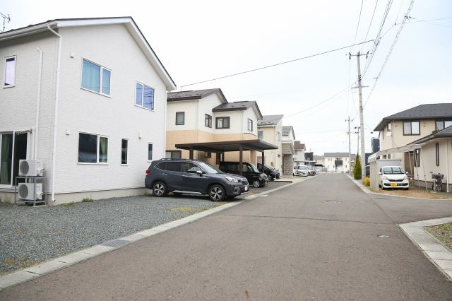 滝沢市牧野林1031-34の前面道路含む現地写真