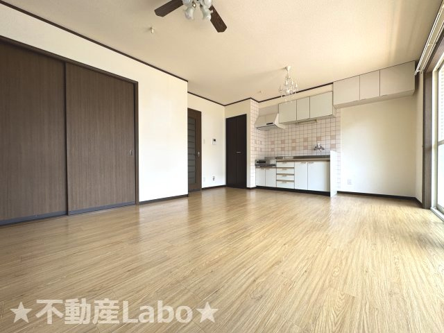 徳島市名東町１丁目のアパートの居間・リビング