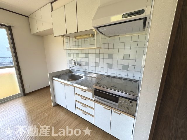 徳島市名東町１丁目のアパートのキッチン