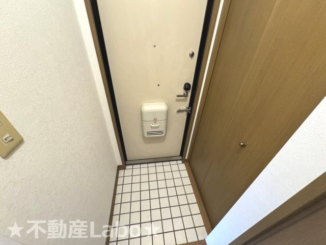 徳島市名東町３丁目のアパートの玄関