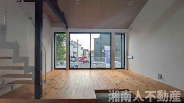 藤沢市片瀬３丁目６－３５戸建ての居間・リビング|おしゃれなリビングです