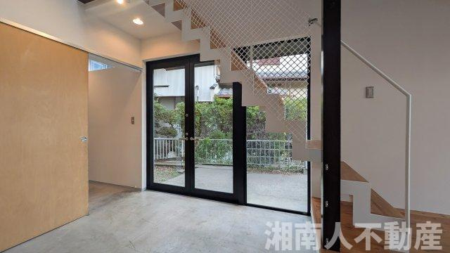 藤沢市片瀬３丁目６－３５戸建ての居間・リビング|ゆったり過ごせるリビングです