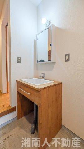 藤沢市片瀬３丁目６－３５戸建ての独立洗面台|使いやすい独立洗面台です