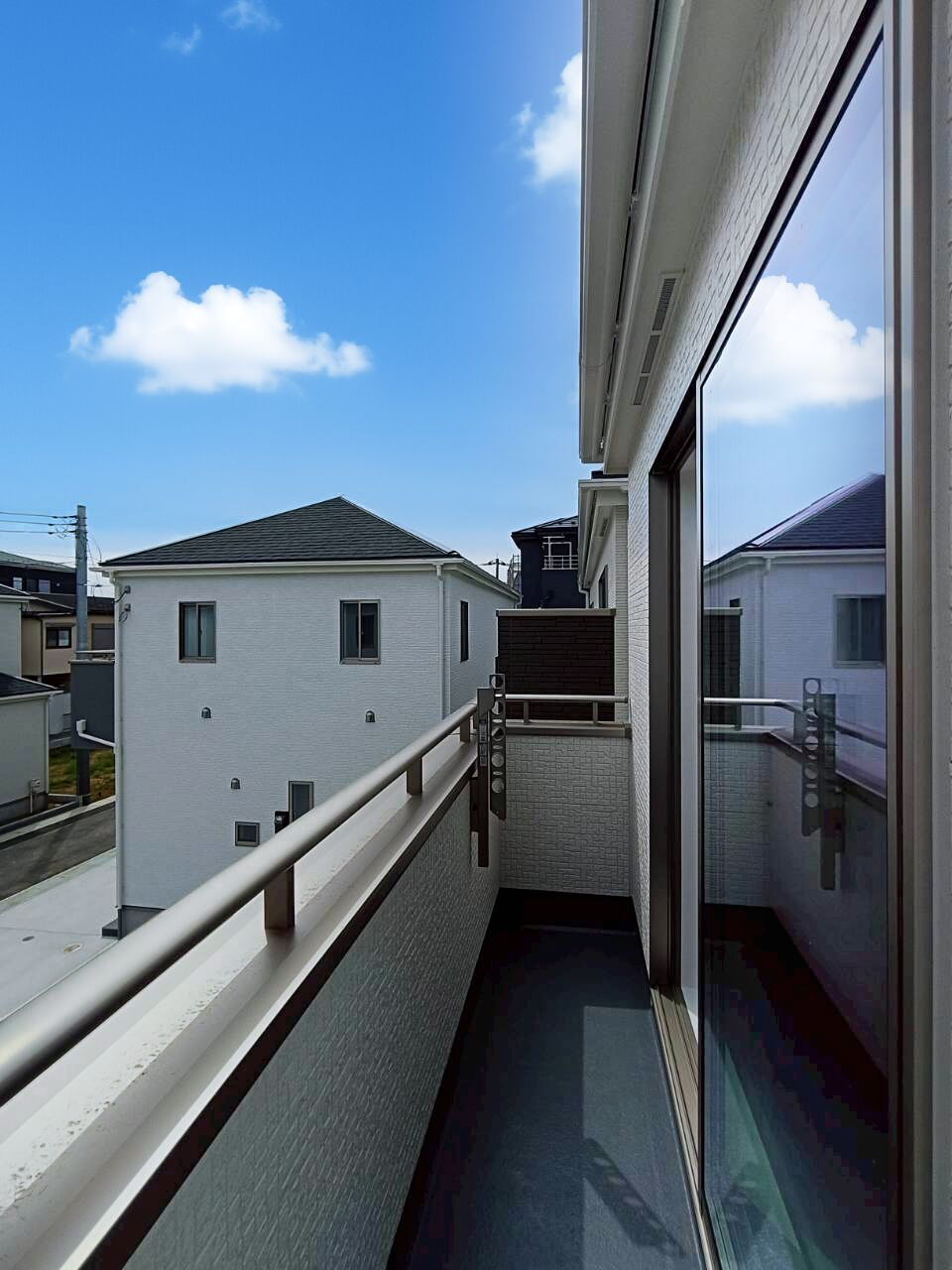 三郷市　戸ケ崎5丁目　新築戸建　全9棟の外観|開放的で明るい空間を演出してくれるバルコニーです