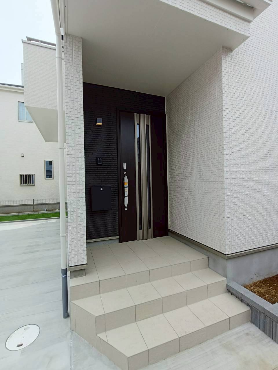 三郷市　戸ケ崎5丁目　新築戸建　全9棟の外観|明るい玄関です