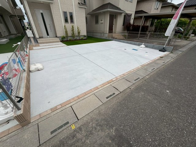 三郷市　戸ケ崎5丁目　新築戸建　全9棟の駐車場|施工例です